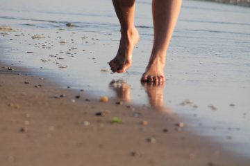 El Colegio de Podólogos de Andalucía aconseja moderar los paseos descalzos por la playa para evitar lesiones y sobrecargar la musculatura