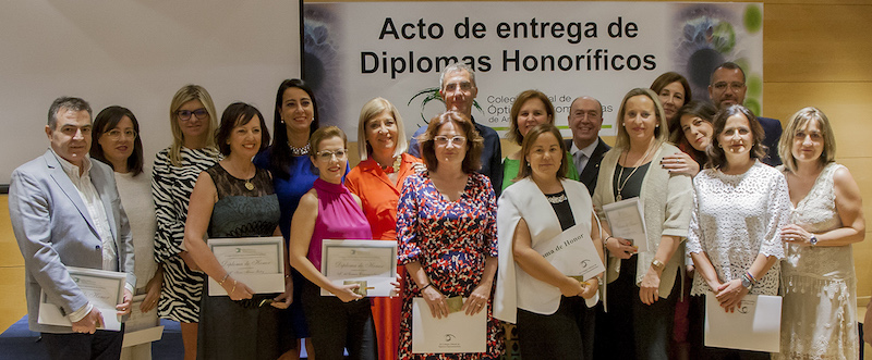 Los ópticos-optometristas andaluces que cumplen 25 y 40 años de colegiación reciben sus diplomas honoríficos