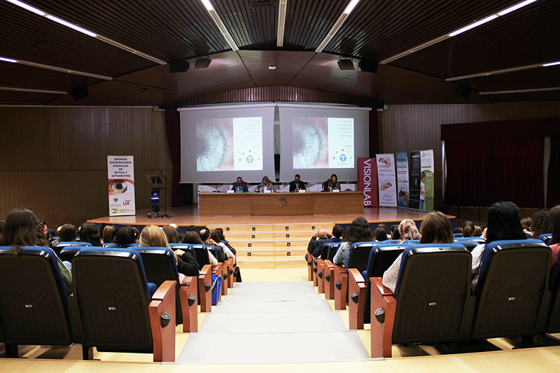 200 alumnos de las universidades de Granada y Sevilla debaten sobre las últimas investigaciones en salud visual en la I Jornada Universitaria Andaluza de Óptica y Optometría