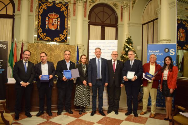 La AECC, Cáritas Diocesana y el veterano nadador Joaquín Canales, premios UPROSAMA 2019