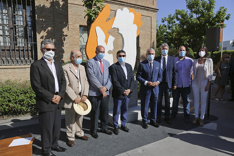 Inauguración de la escultura ‘El Aplauso’, homenaje del Colegio de Médicos a los profesionales de la Medicina por su labor en la pandemia