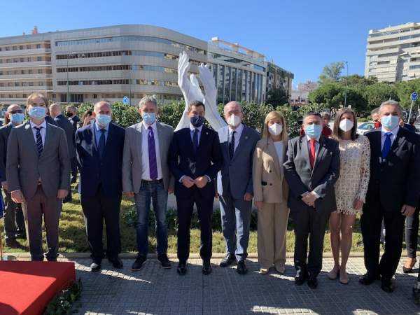 Miembros de UPROSAMA asisten a la inauguración de la escultura que homenajea la labor de los sanitarios durante la pandemia