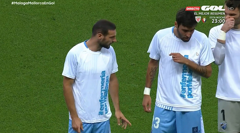 Los jugadores del Málaga CF lucen una camiseta en homenaje a la enfermería malagueña