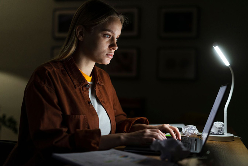 Ópticos-optometristas andaluces advierten de la necesidad de cuidar los hábitos de teletrabajo y estudio online para evitar el empeoramiento visual que ha sufrido más del 57% de la ciudadanía tras el confinamiento