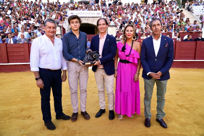 El Colegio de Veterinarios entrega la XVII edición del Trofeo Taurino Feria de Málaga 2023 a “Juguetón”, número 97 de la ganadería de Daniel Ruiz