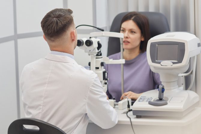 ¿Cuáles son las competencias sanitarias del óptico-optometrista?