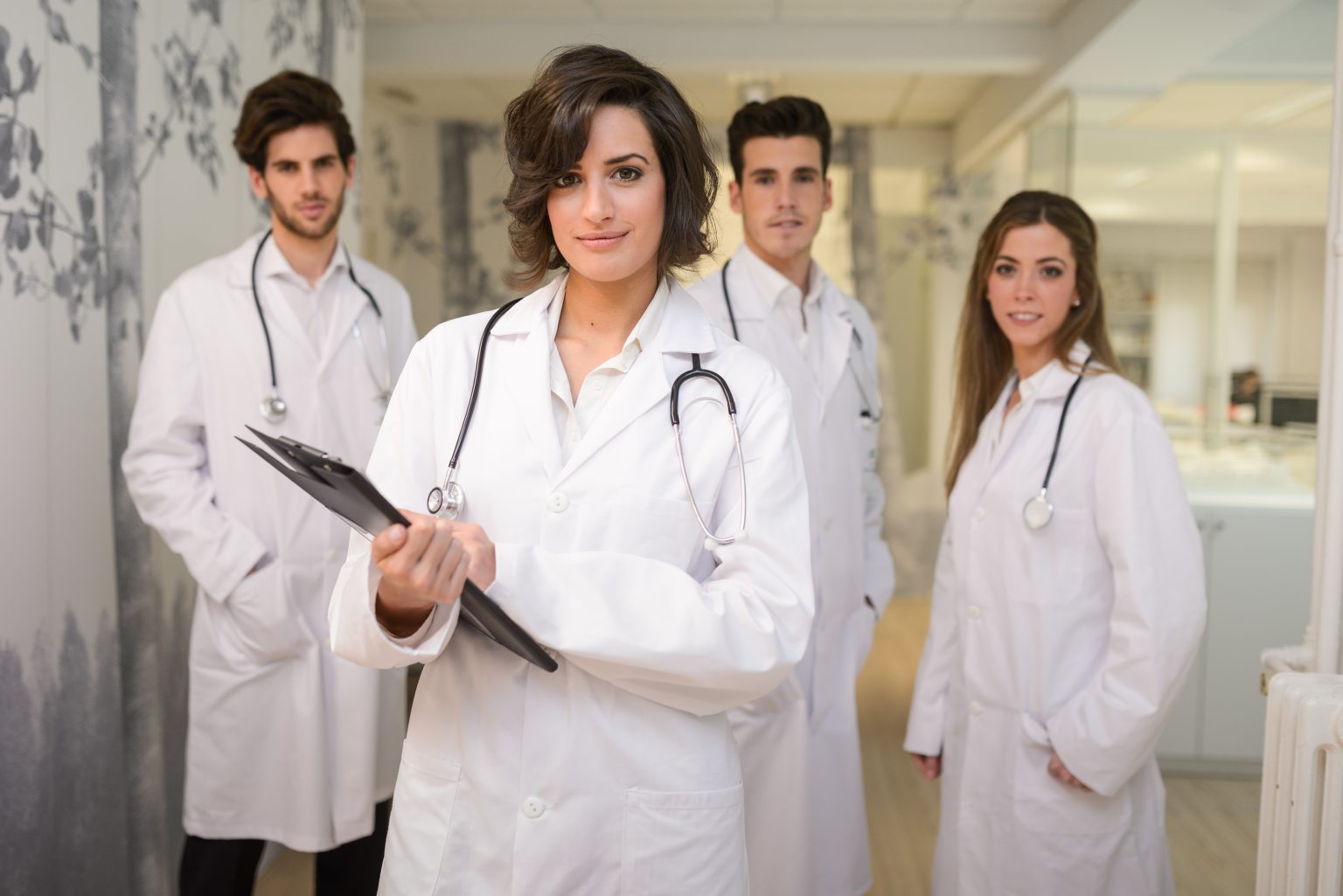 Médicos jóvenes advierten de los riesgos que se plantean a raíz de la pandemia para la formación médica profesional