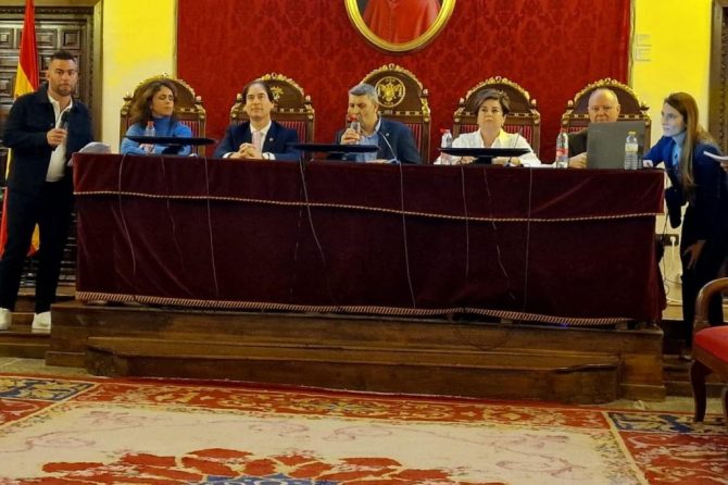 El Colegio de Veterinario de Málaga representa en Granada el debate sobre el impacto de la nueva ley de derechos y bienestar animal