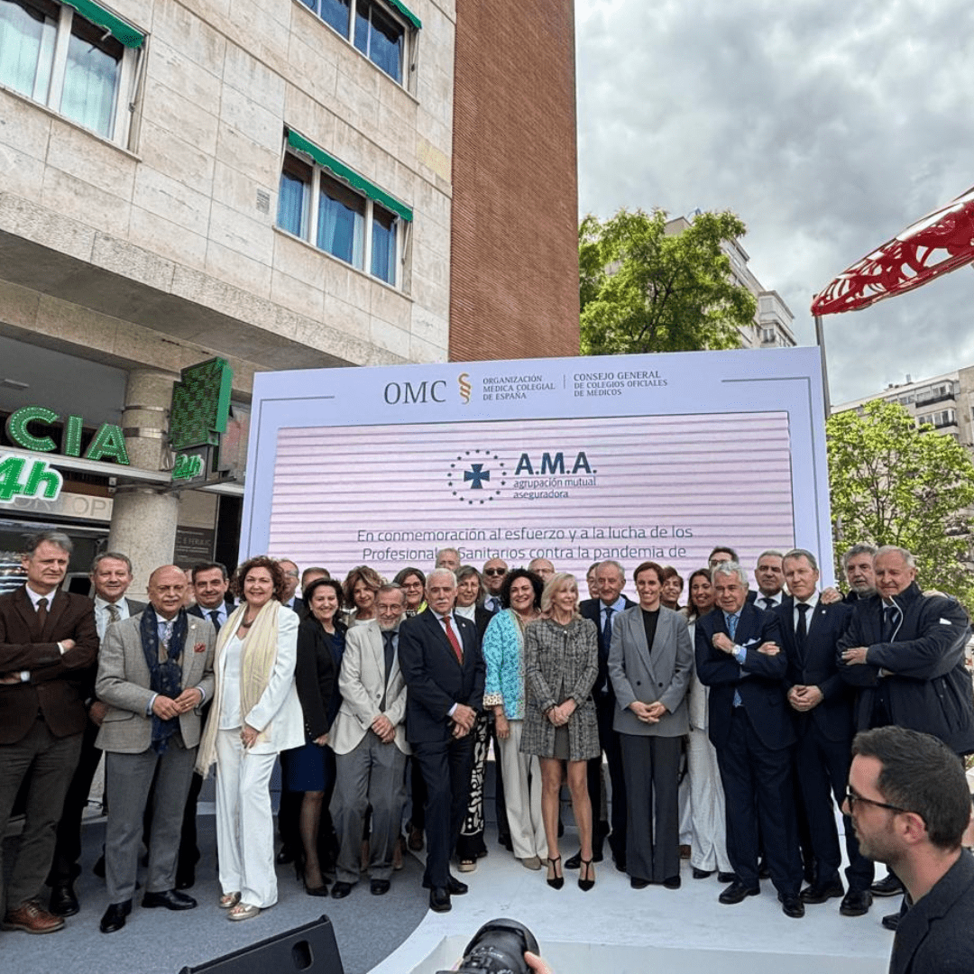 Bajo «el árbol de la vida», la OMC rinde homenaje a todos los médicos y profesionales sanitarios por su entrega y sacrificio durante la pandemia