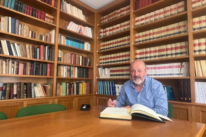 Francisco Fernández veterano que ha estado trabajando en el Colegio de Veterinarios de Málaga durante 48 años