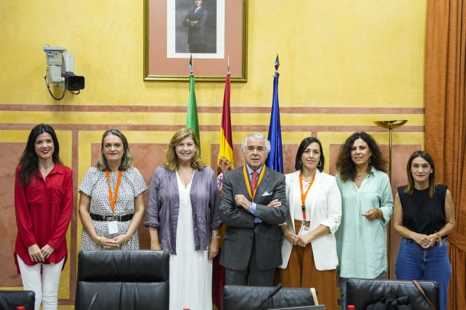 Los médicos llevan ante el Parlamento Andaluz las preocupaciones sobre los efectos en la salud de los niños debido al uso excesivo de pantallas