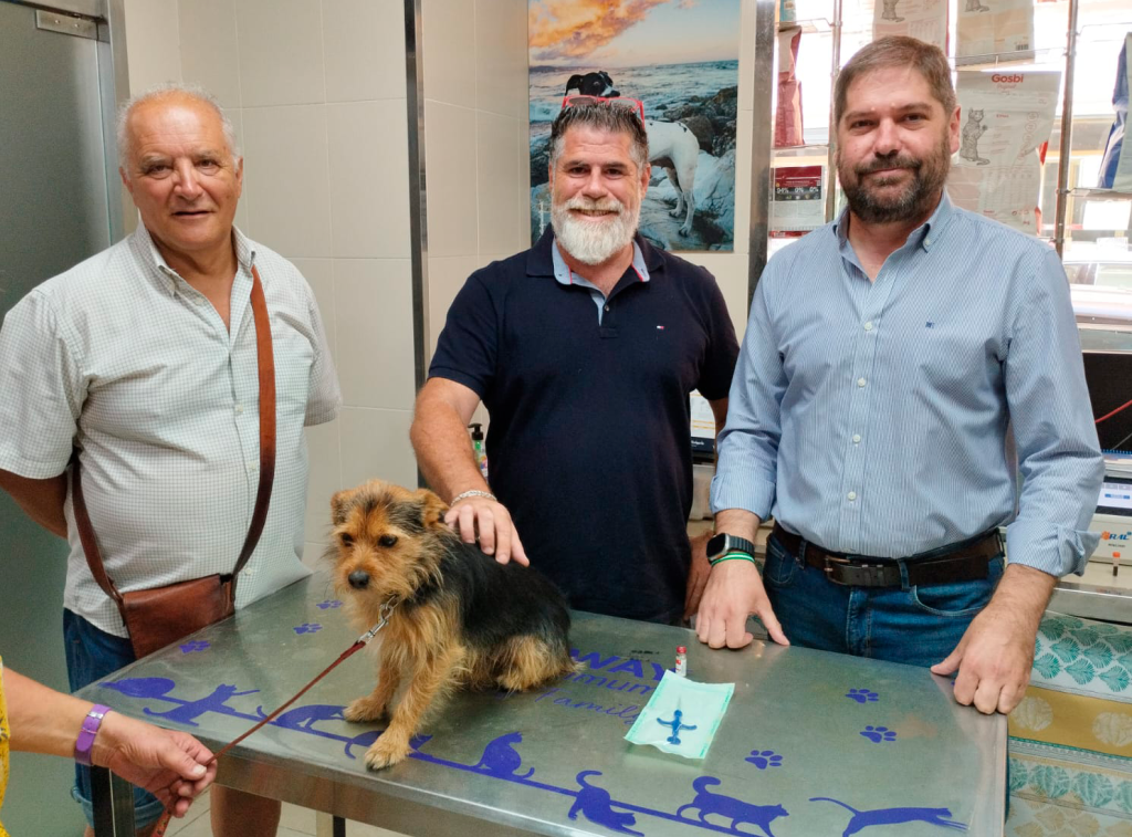 El Colegio de Veterinarios de Málaga y Cáritas colaboran para brindar solidaridad veterinaria a los animales pertenecientes a personas sin hogar