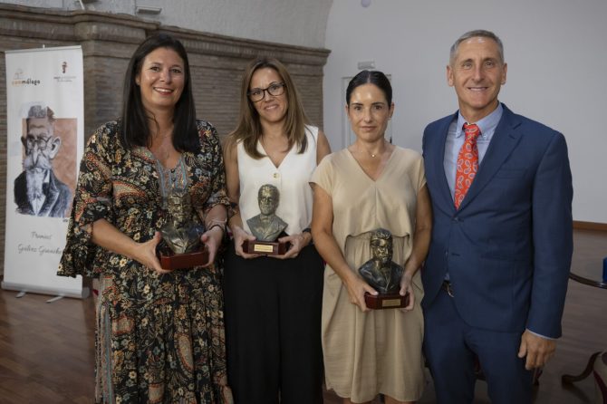 Los doctores Isabel Medina y Javier Romero reciben el reconocimiento por su solidaridad en los Premios Dr. Gálvez