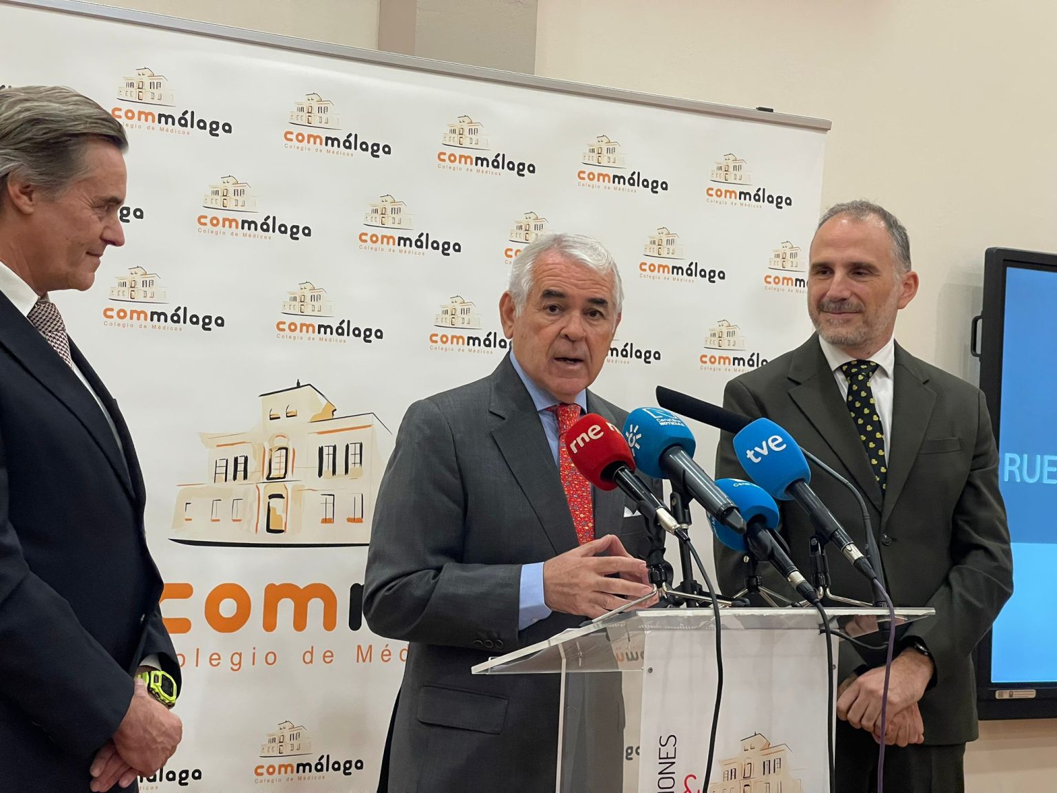 El Colegio de Médicos de Málaga aconseja a las familias no regalar pantallas a los menores esta Navidad