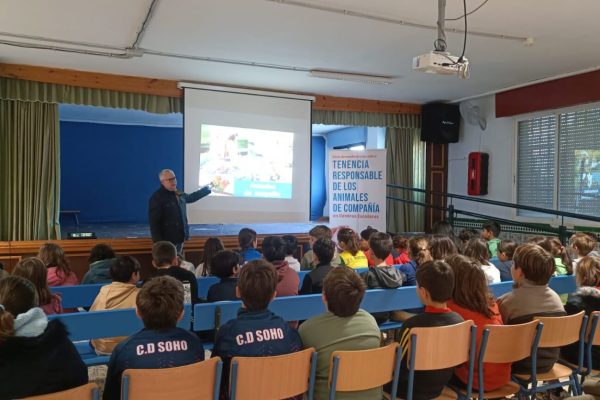 La educación en bienestar animal llega a las aulas malagueñas
